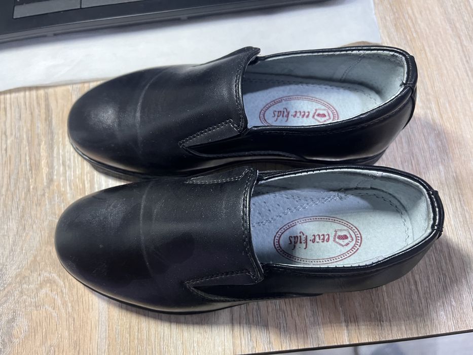 Продам туфли на мальчика