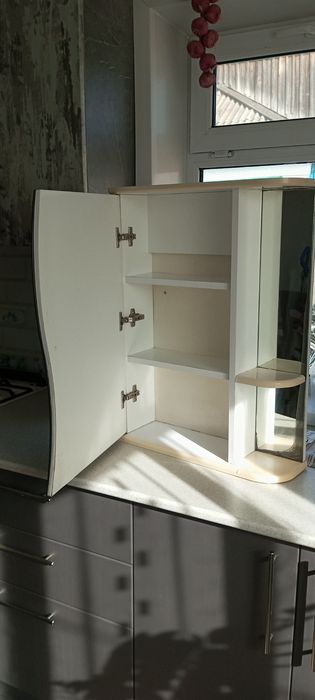 Зеркало в ванную с полками