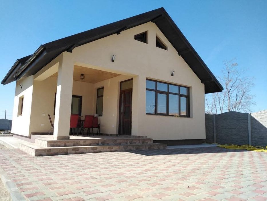 Vând case pe structura metalica învelite cu panouri sandwich