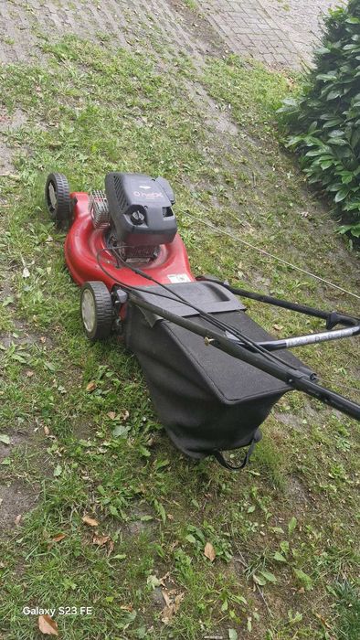 Mașină de tuns iarba