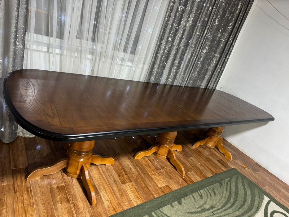 Стол гостинный деревянный