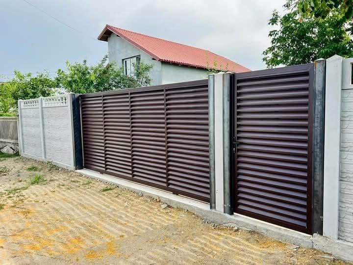 Garduri si porti din sipca metalica, panouri stil jaluzele, tabla cutata, plasa bordurata, fier forjat, BCA si beton si alte modele disponibile