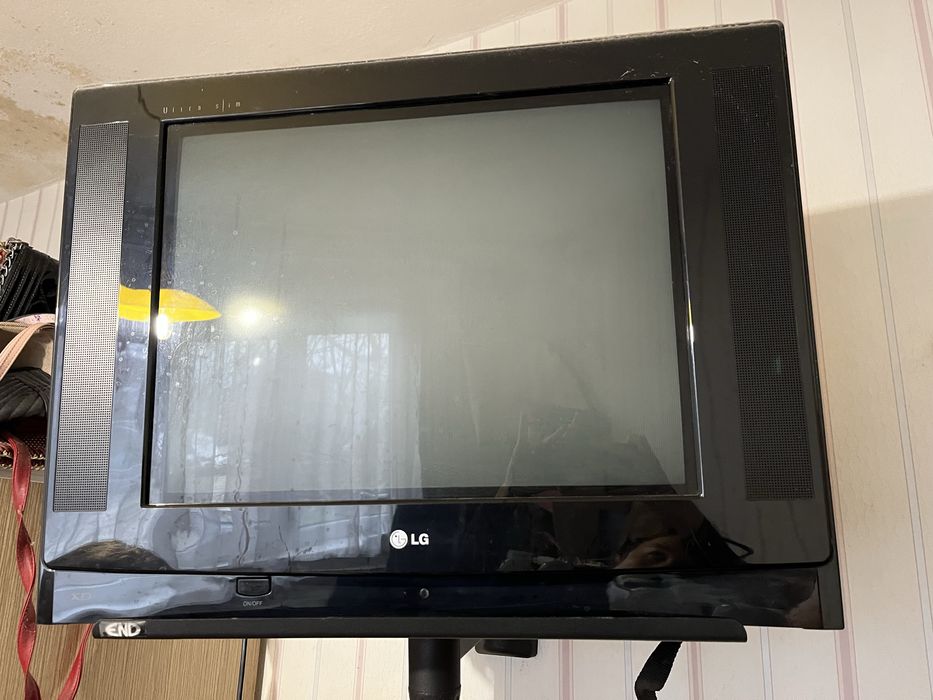 Телевизор  LG малък