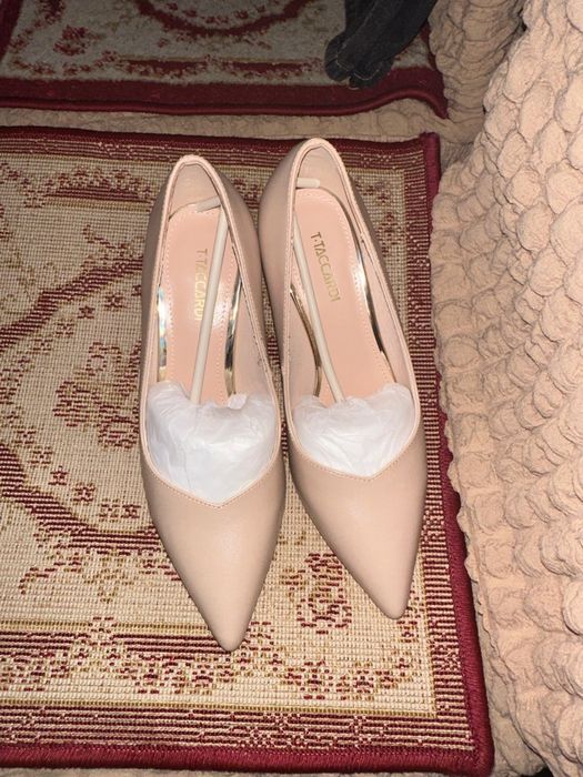 Продаю туфли( бежевые)