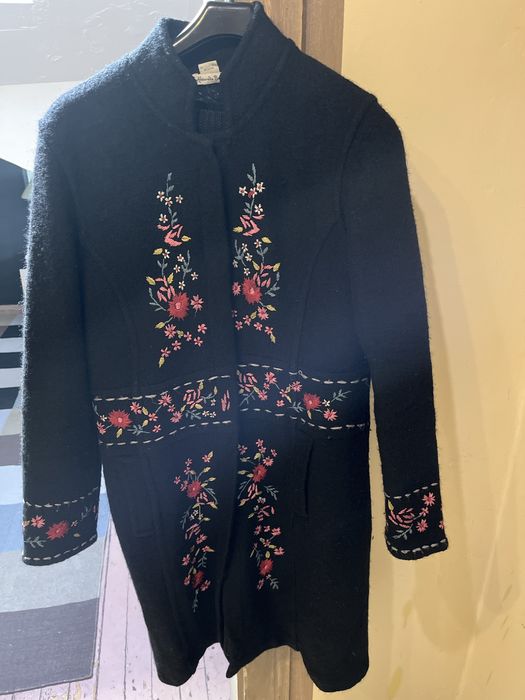 Дамско палто с красива бродерия отпред и на ръкавите