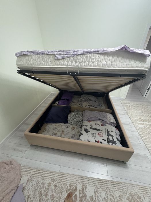 Кровать двухспальная с матрасом