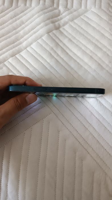 Продам Iphone 13