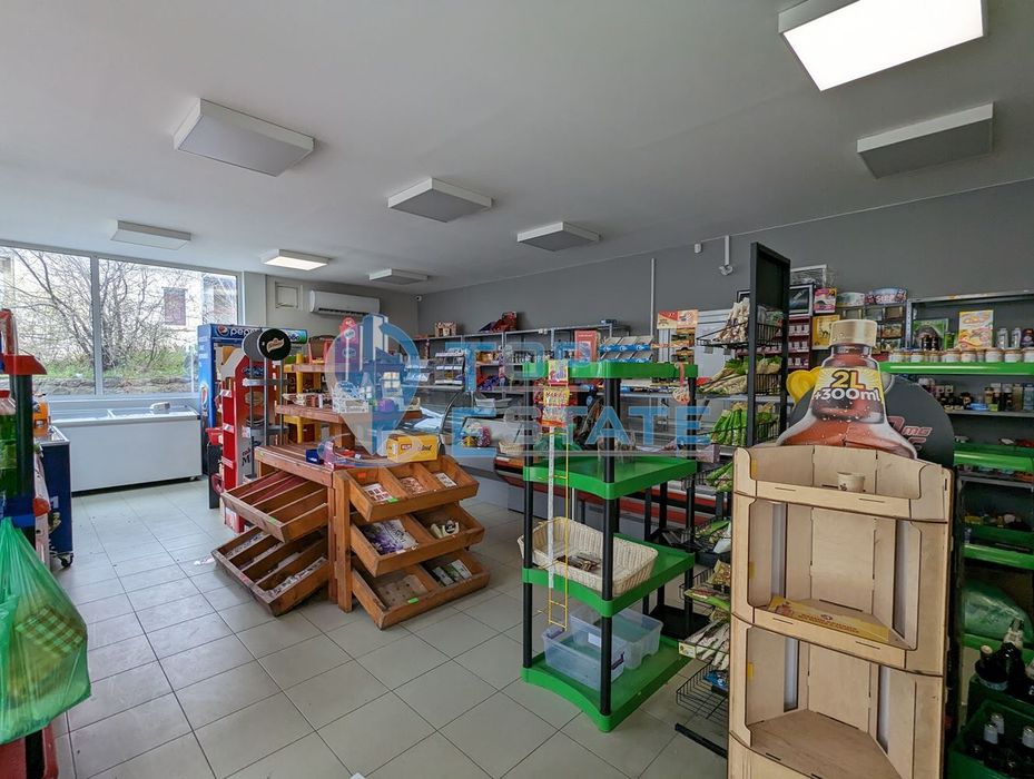 Търговска сграда на два етажа в центъра на град Златарица