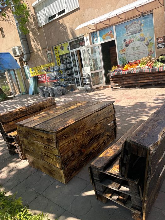 Комплект масивна дървена маса с 2 пейки – 600 лв.