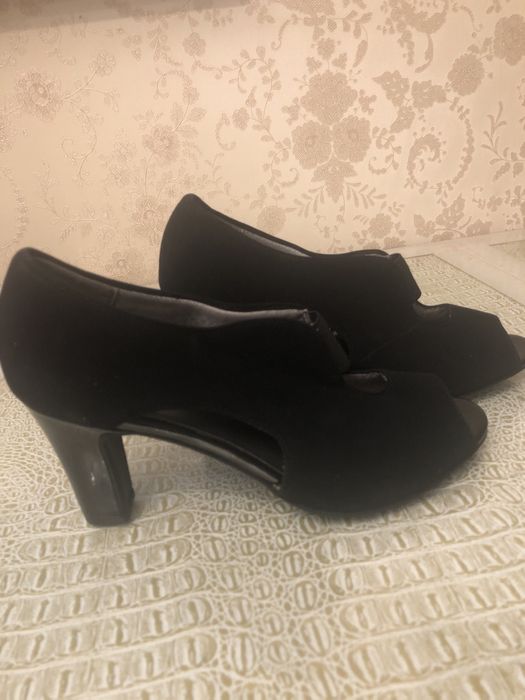 Продам красивые женские туфли, из США.