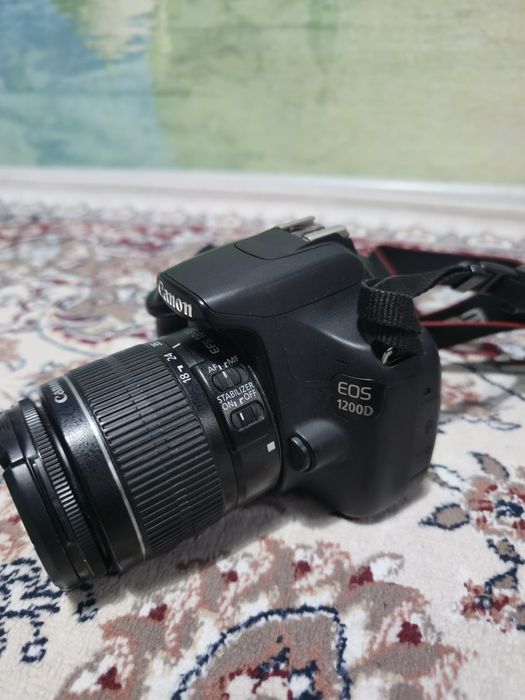 Canon EOS 1200D.