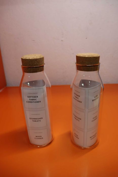 Комплект 2 стъклени гарафи с тапи, 1 л