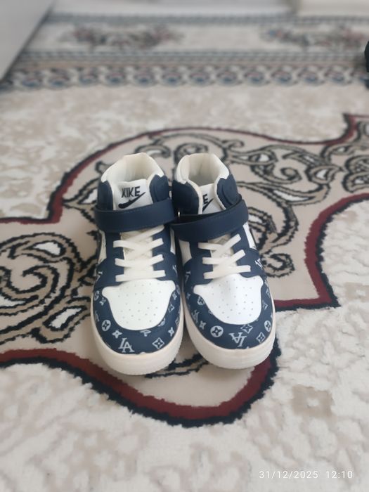 Bolalar krosovkasi orginal xitoy ,narxi bomba bomba