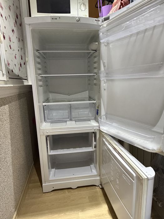 Продам холодильник Indesit