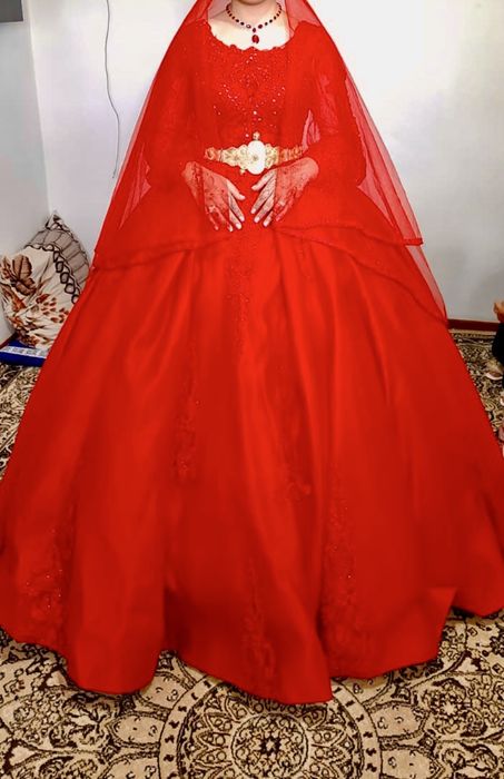 Красное платье для Хны