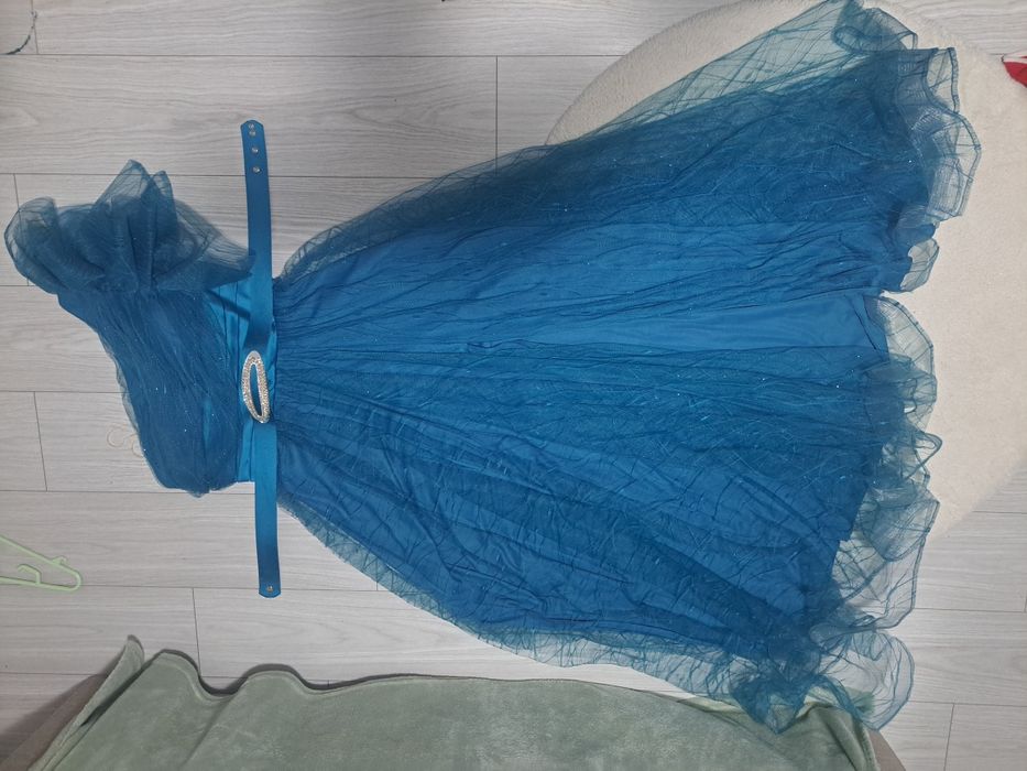 Vand rochie de ocazie mărimea 44- se potrivește la un M sau L