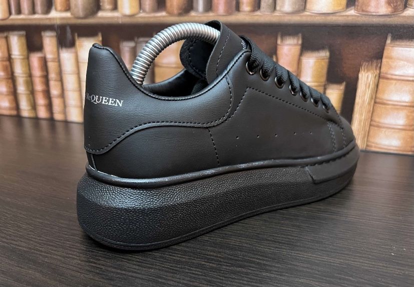 Vand Adidasi Alexander McQueen de barbati marimea 41 si 42