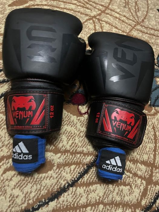 Продам боксерские перчатки  за 16 тыс есть торг