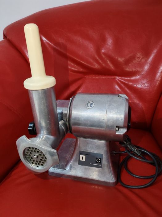 Mașina de tocat carnea profesională Fama Industriale