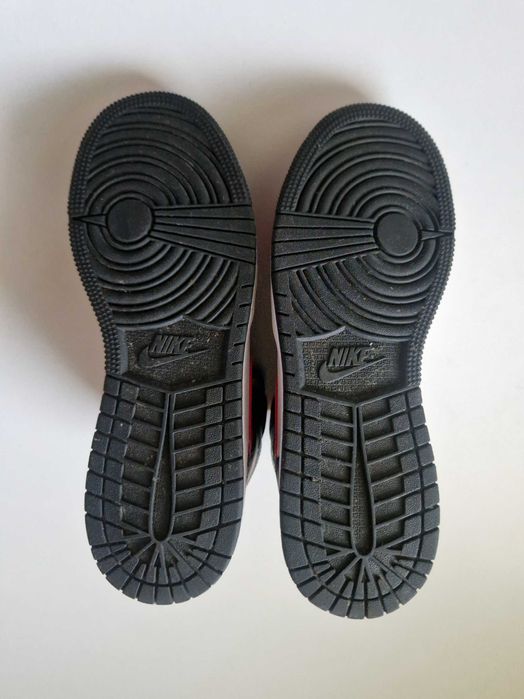 Nike Air Jordan 1 Mid Black Fire Red оригинални кецове