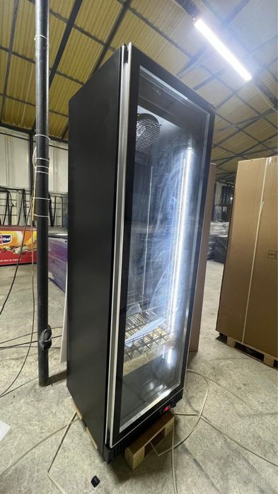 Vitrina frigorifica verticala pentru sucuri cu led