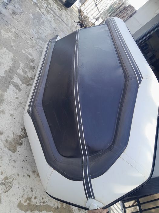 Barcă pneumatică