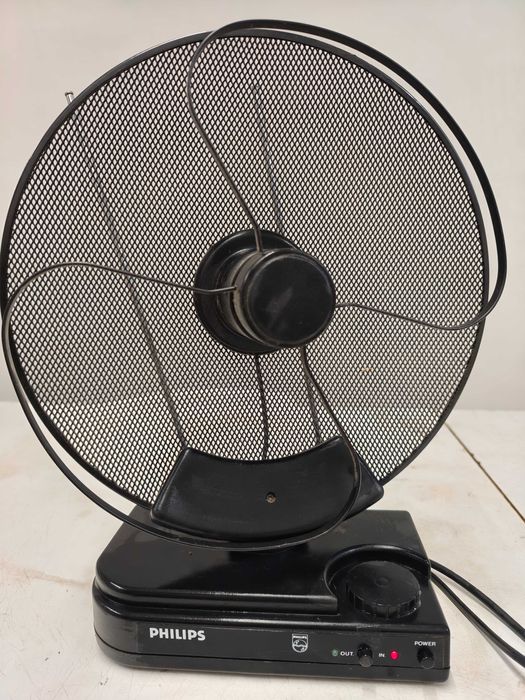 Продавам антенен усилвател разпределител Philips PHT 100 антена