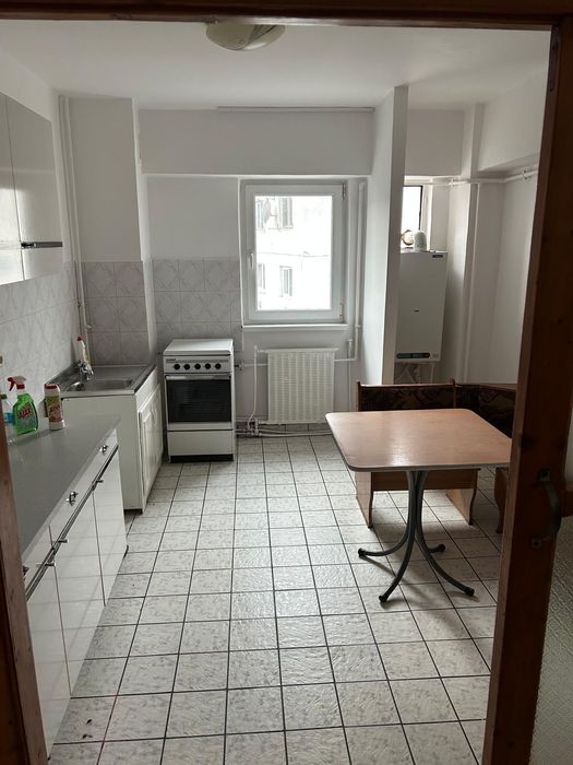 Vand apartament 2 camere decomandat la etajul 2