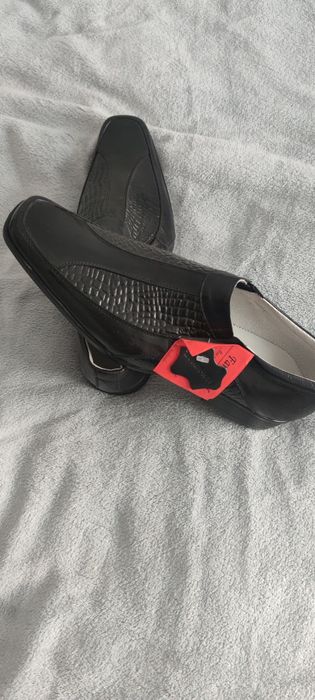 Vând pantofi piele naturala și piele lac