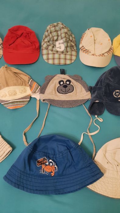 Lot căciulile și bascute bebe