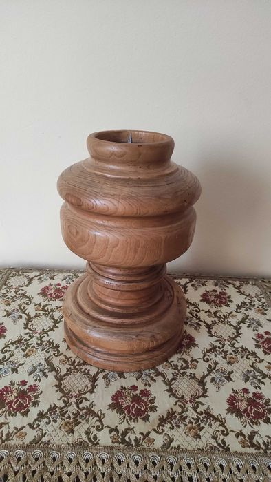 Огромен тежък стар свещник от масивно дърво подсилен с метал