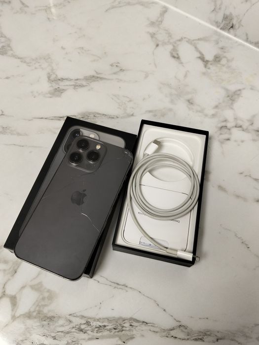 IPhone 13 Pro с документами