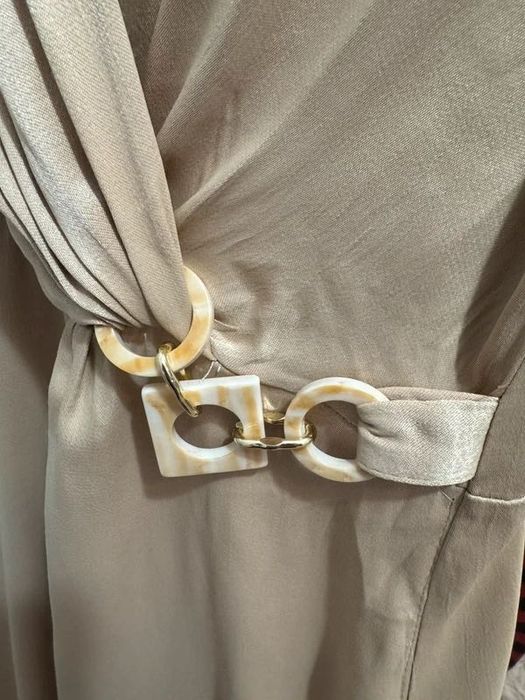 Rochie midi tip cămașă bej auriu cu lănțișor decorativ Zara mărimea S