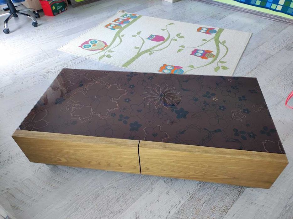 Шкаф с рисувано темпериарно стъкло, с две чекмеджета