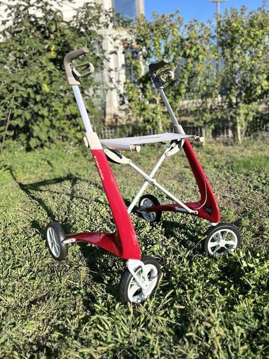 Carucior fibra de carbon pentru batrani si persoane cu probleme medica