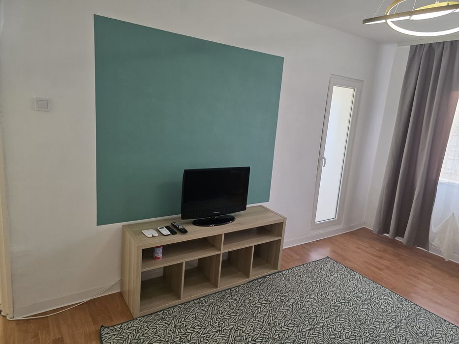 Inchiriez apartament 2 camere, decomandat, balcon, proaspat renovat, mobilat, utilat Arad, zona Aradul Nou vizavi de Gara, bloc reabilitat.