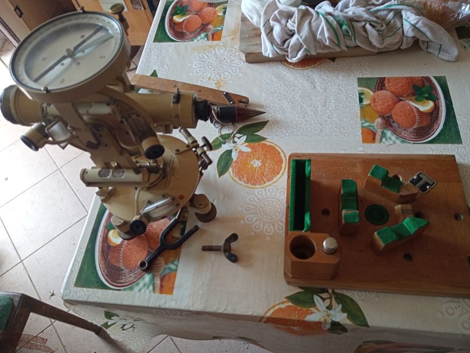 Teodolit model vechi din Germania stare perfectă