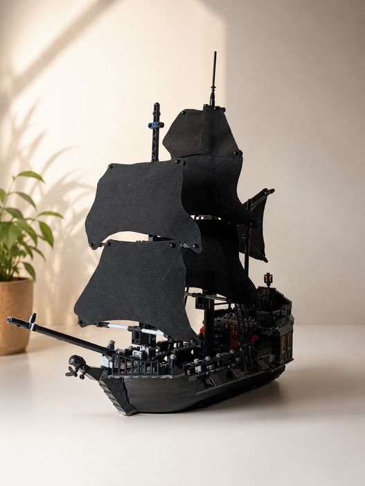 Конструктор корабль из Lego.