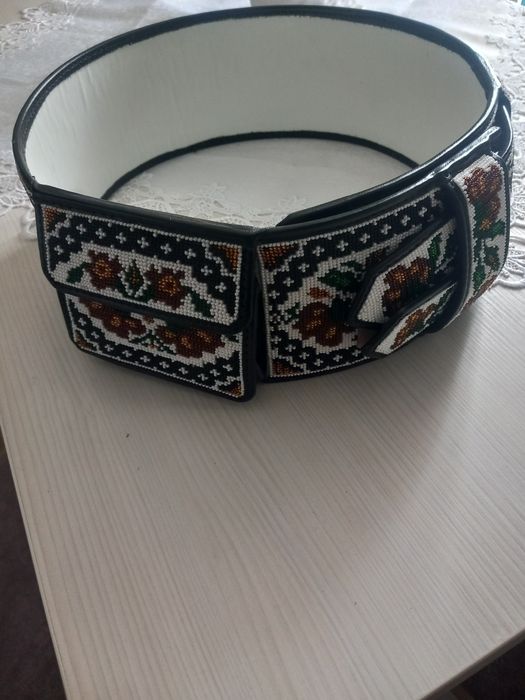 Curea cusuta cu margele
