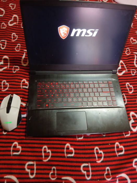 Vand leptop msi nici un defect merge perfect bateria tiene maxim o zi  jocurile le duce destul de bine  este doar de gaming maus la fel