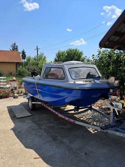 Barca semicabinata trimaran( foarte stabila)