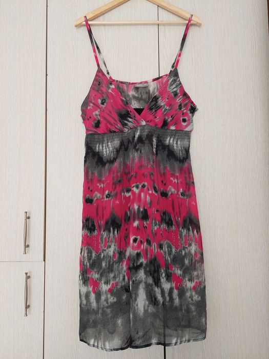 Rochie midi vaporoasa roz negru cu bretele ajustabile