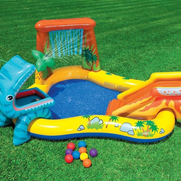 Детский надувной бассейн с горкой Intex.