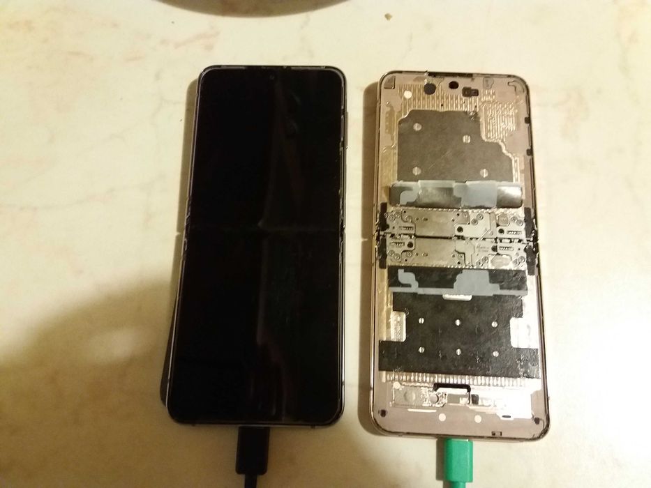 2 броя Samsung Galaxy Z Flip 4 за ремонт/ части