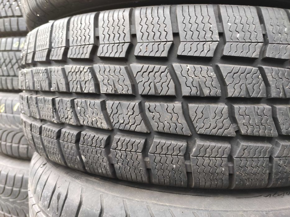 2бр Зимни гуми за бус 215 65 16 С - Vredestein