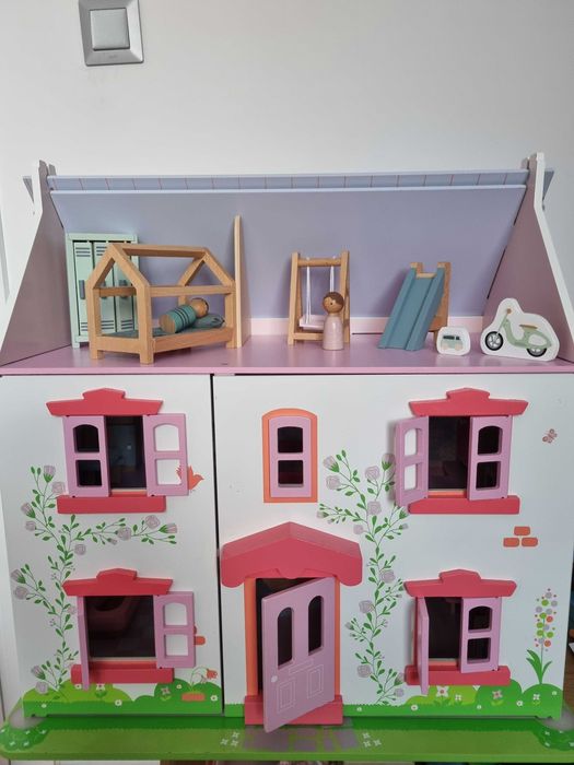 Дървена къща за кукли и игра на семейство Rose Cottage на BIGJIGS toys