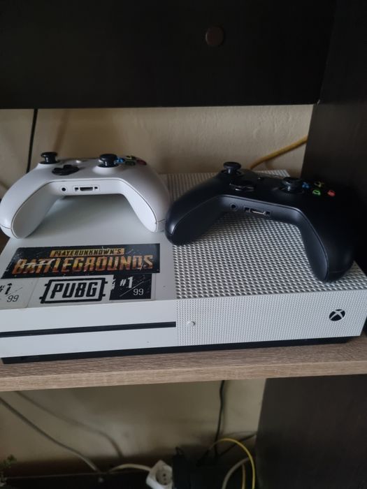 Vand xbox one s cu 2 tb editie limitata cu 10 jocuri si 2 manete