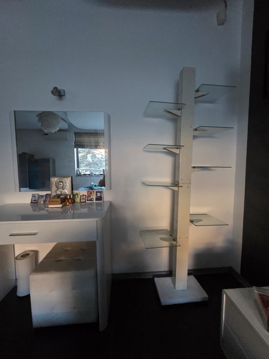 Stativ 8 etajere pătrate din sticlă (25   27 cm), H 1m80. 250 neg