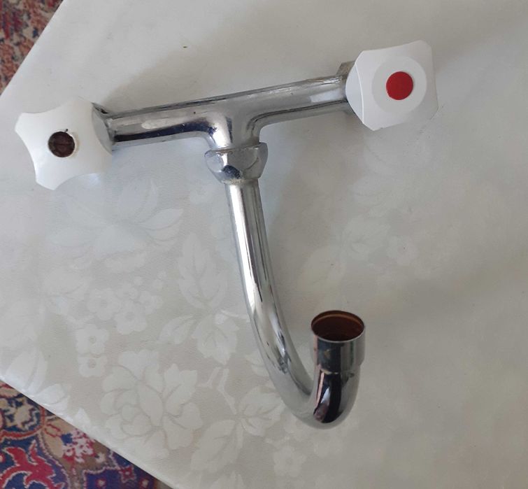 Продавам стенен смесител за мивка