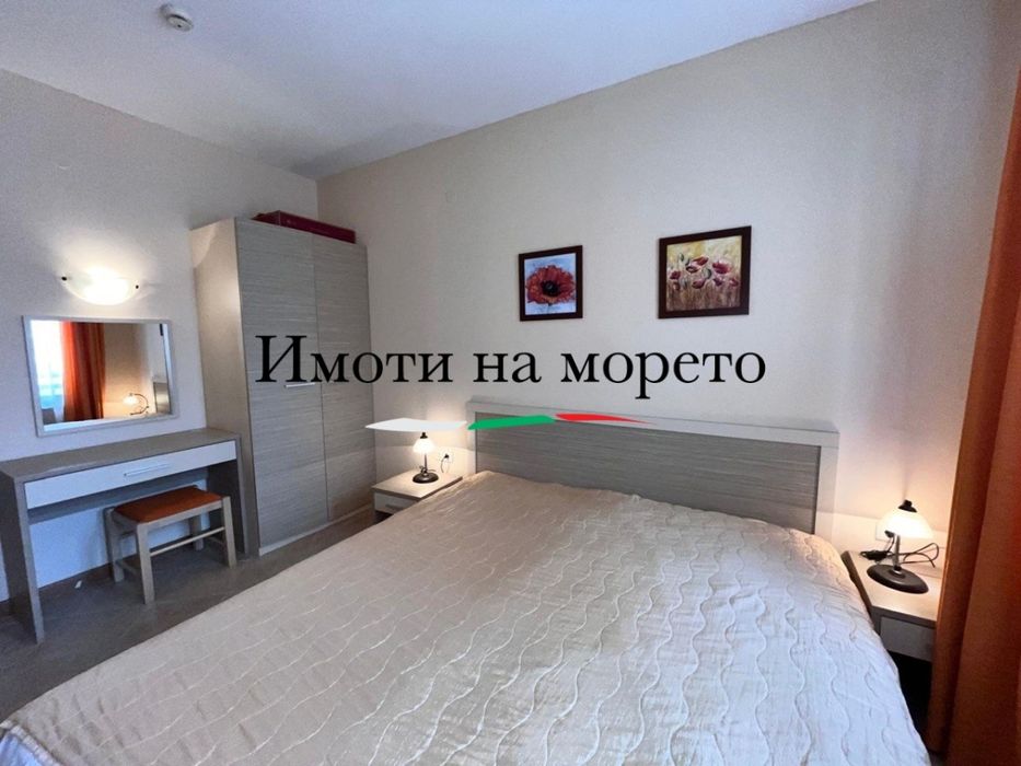 Продава се просторен двустаен апартамент с гледка към басейна в